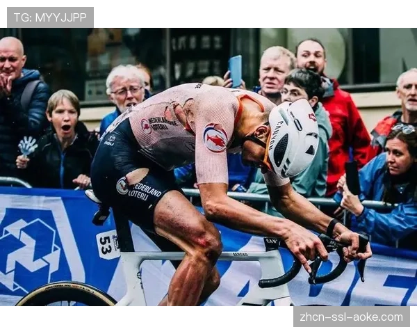 特写：范德普尔冲线后拥抱“北方地狱”奖杯，泥浆覆盖全身